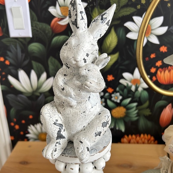 White Distressed Rabbit Statue - Picture 6 of 15